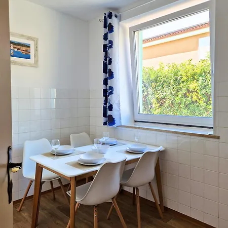 Seaview Manzoni Apartman *