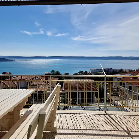 Seaview Manzoni Apartman *